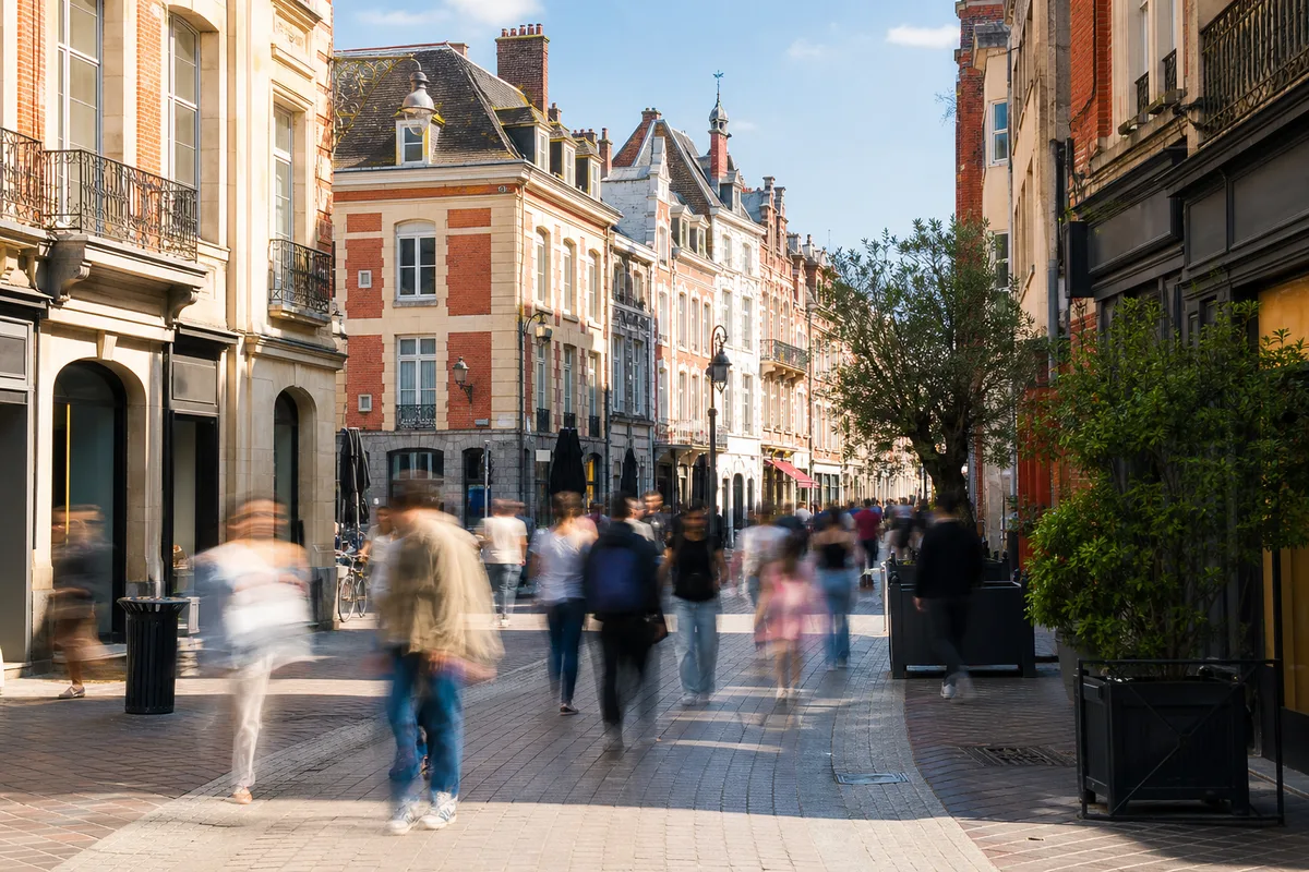 Rue commerçante animée d&rsquo;Amiens illustrant le dynamisme économique local